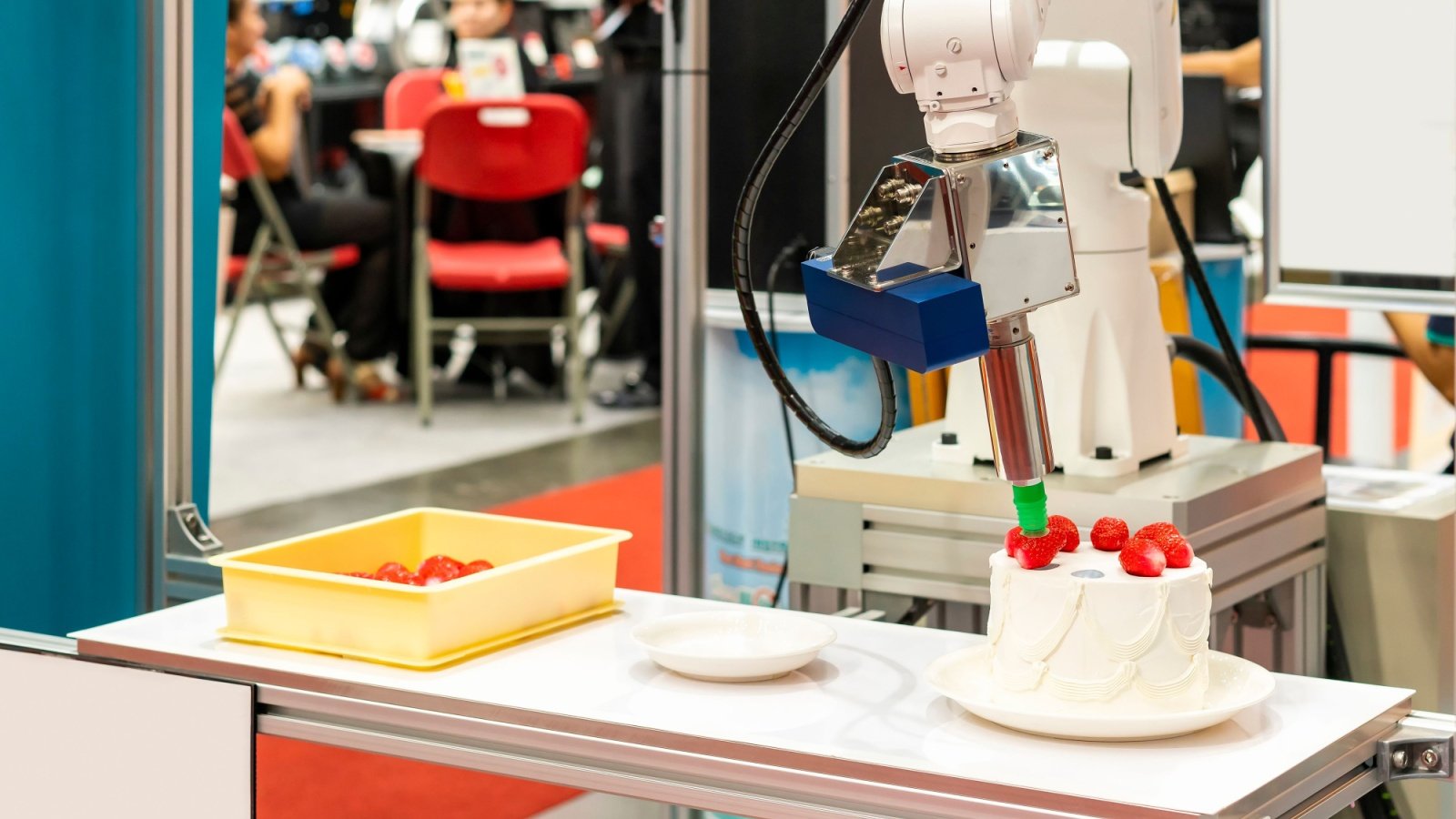 À force de reformuler les consignes, le robot a amélioré son taux de réussite sur la même tâche, sans modification du modèle ni ajout de nouvelles données. - ©Surasak_Photo / Shutterstock