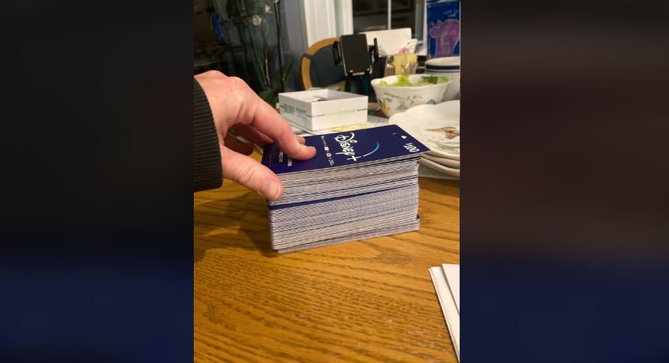 Au total, ce sont 100 cartes cadeaux de 100 dollars chacune qui ont été commandées... par erreur © AofTheCoast / TikTok