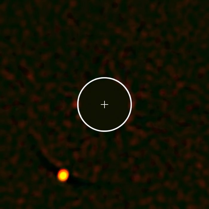 La même exoplanète, mais photographiée par le VLT (ESO). Notez que ni l'image du VLT ni celle du Webb n'est résolue, car la taille réelle de l'exoplanète ne dépasse pas celle d'un pixel sur les images (elle "brille" en particulier sur celles du JWST, car sa température atteint les 900 degrés Celsius).