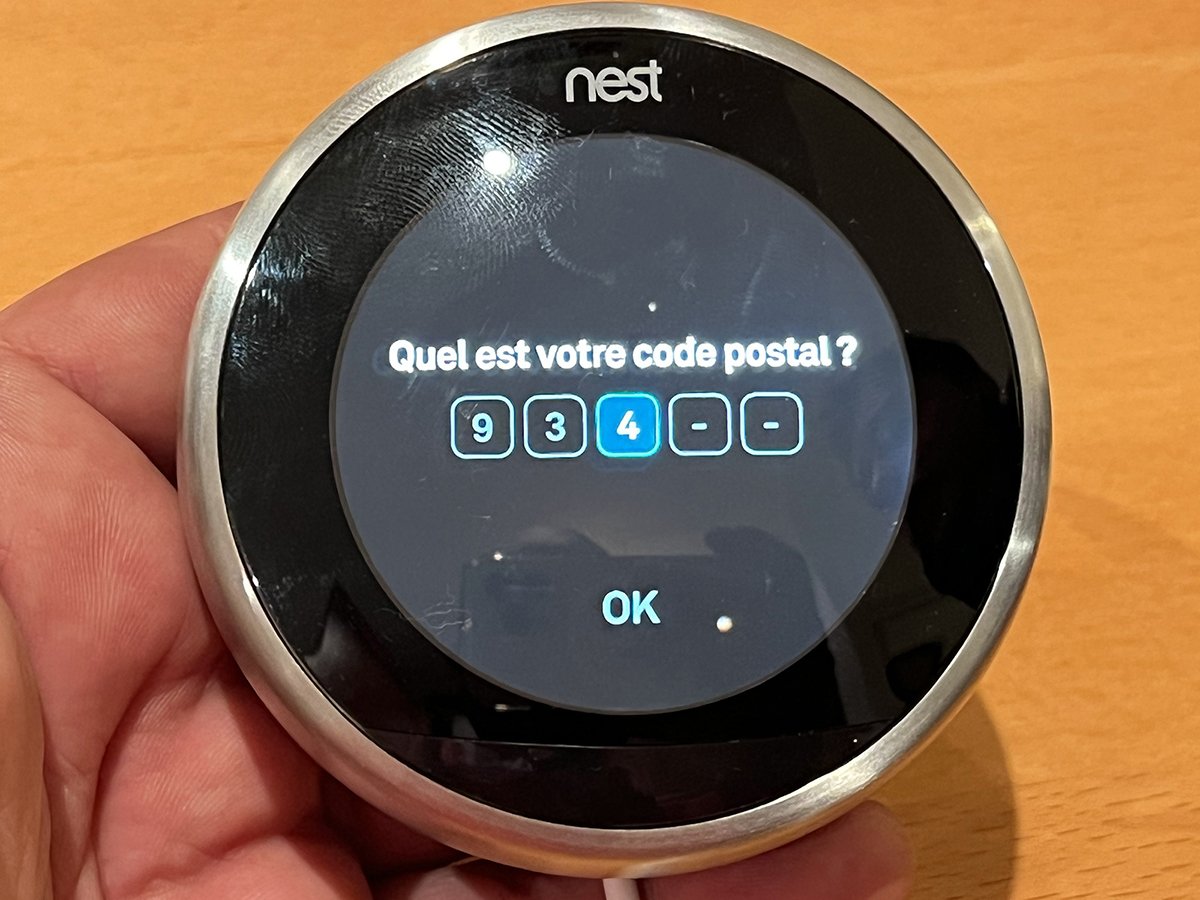 Entrer son code postal est nécessaire pour que le thermostat intègre la météo dans ses fonctions