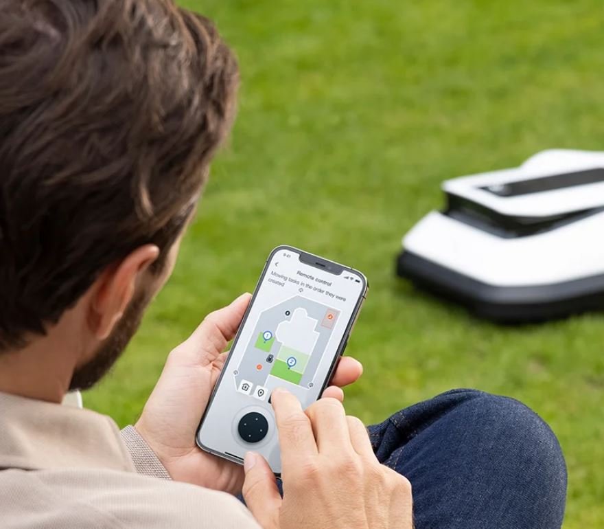 La configuration initiale (et la délimitation du terrain) s'effectue depuis un smartphone. © Ecovacs