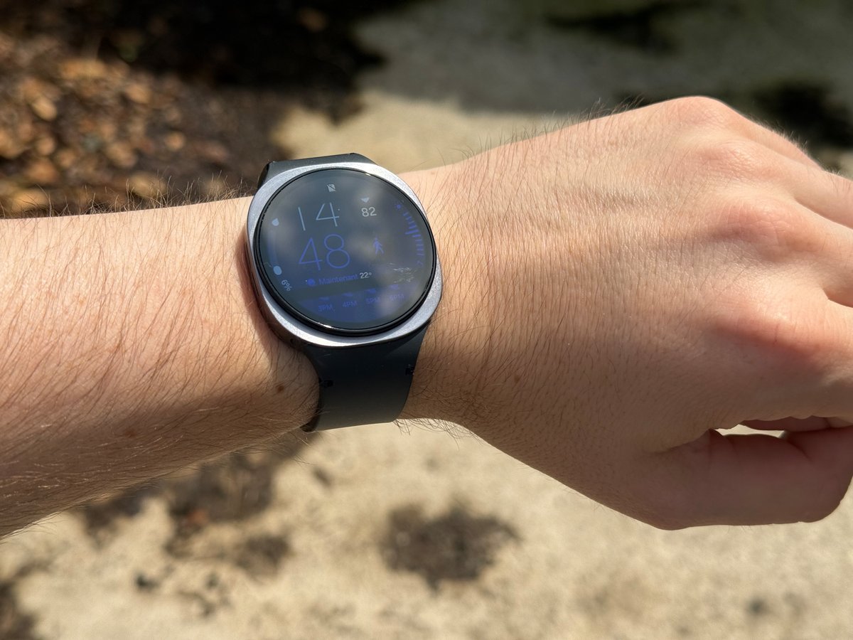 La photo ne rend pas justice à l'écran de la Galaxy Watch 8, parfaitement lisible au soleil © Mathieu Grumiaux pour Clubic.com 