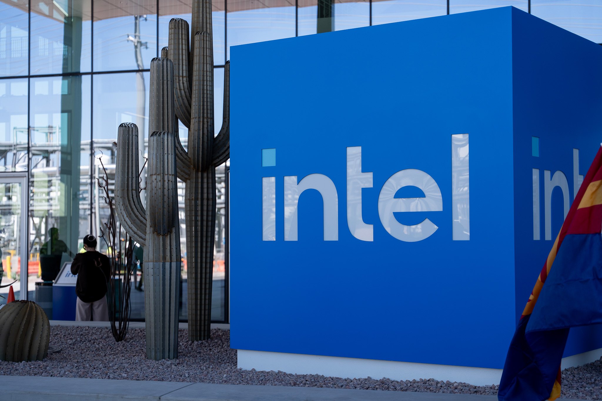 Le gros logo d'Intel à l'entrée de son site de Chandler, près de Phenix (Arizona). © Nathan Le Gohlisse pour Clubic