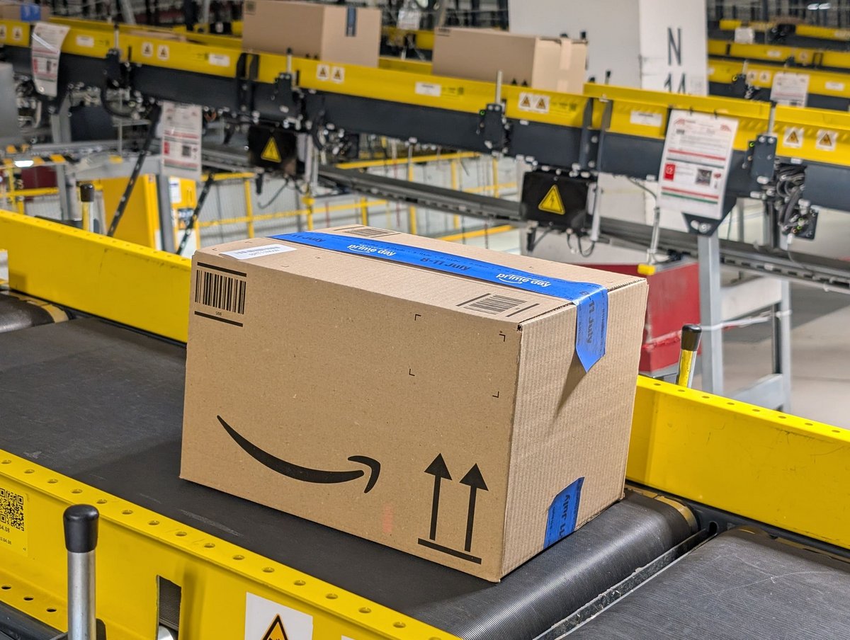 Un colis Amazon, qui se dirige vers l'expédition depuis le centre de distribution de Brétigny. © Alexandre Boero / Clubic