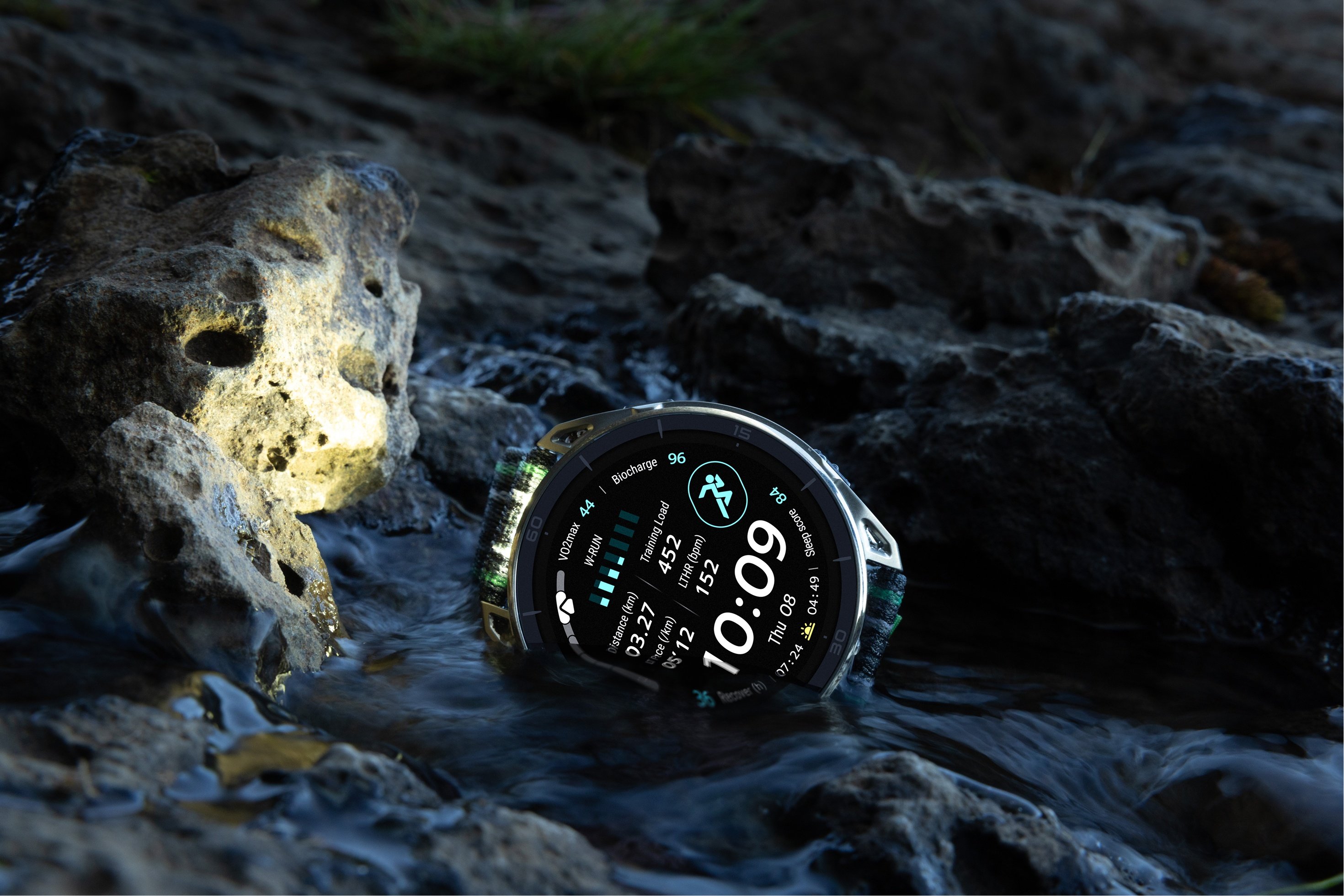 Lampe torche intégrée pour retrouver son chemin la nuit ©Amazfit