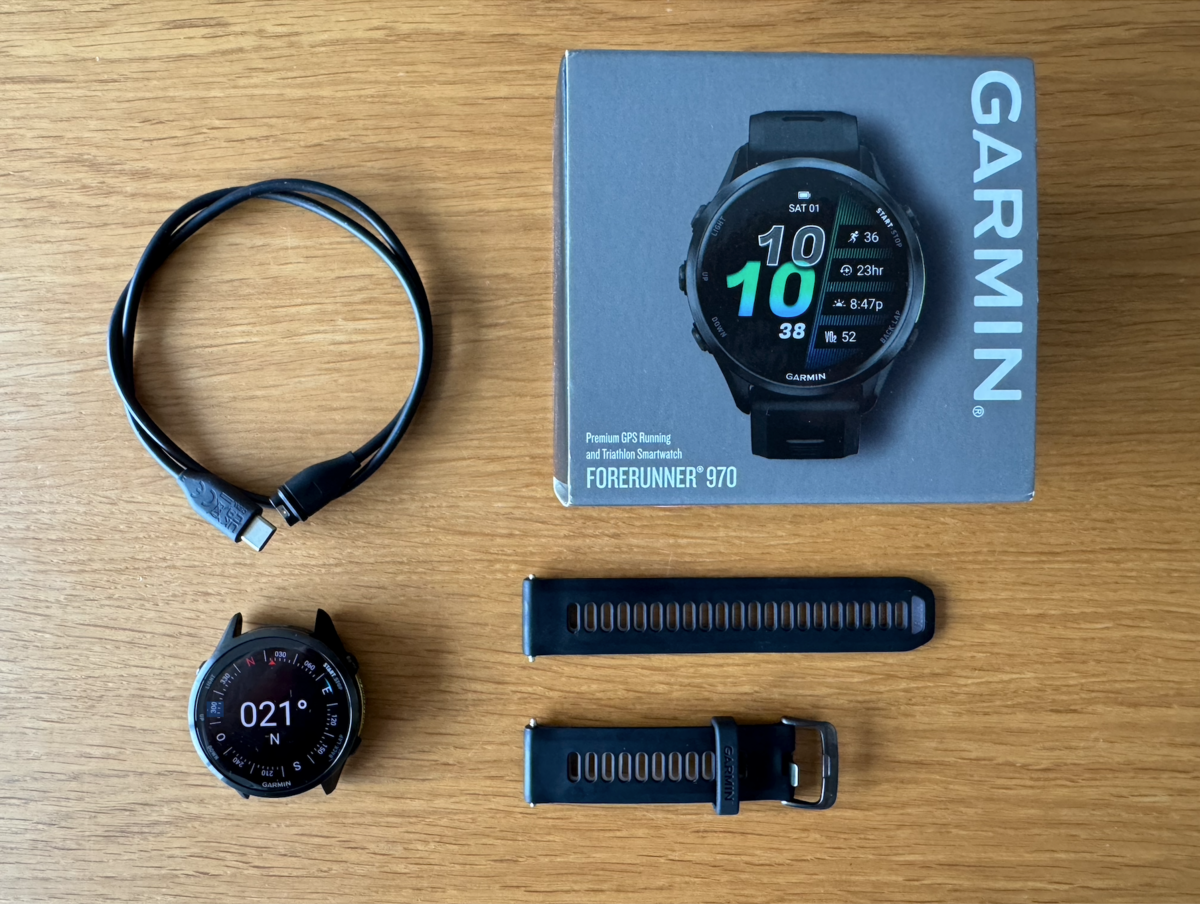 Le contenu de la boîte de la montre Garmin Forerunner 970. ©Philippe Du Noyer pour Clubic