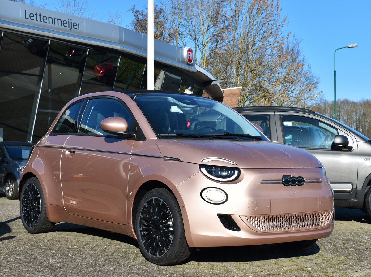 Face à une demande en berne, la Fiat 500e voit sa production stoppée temporairement © Stoqliq / Shutterstock