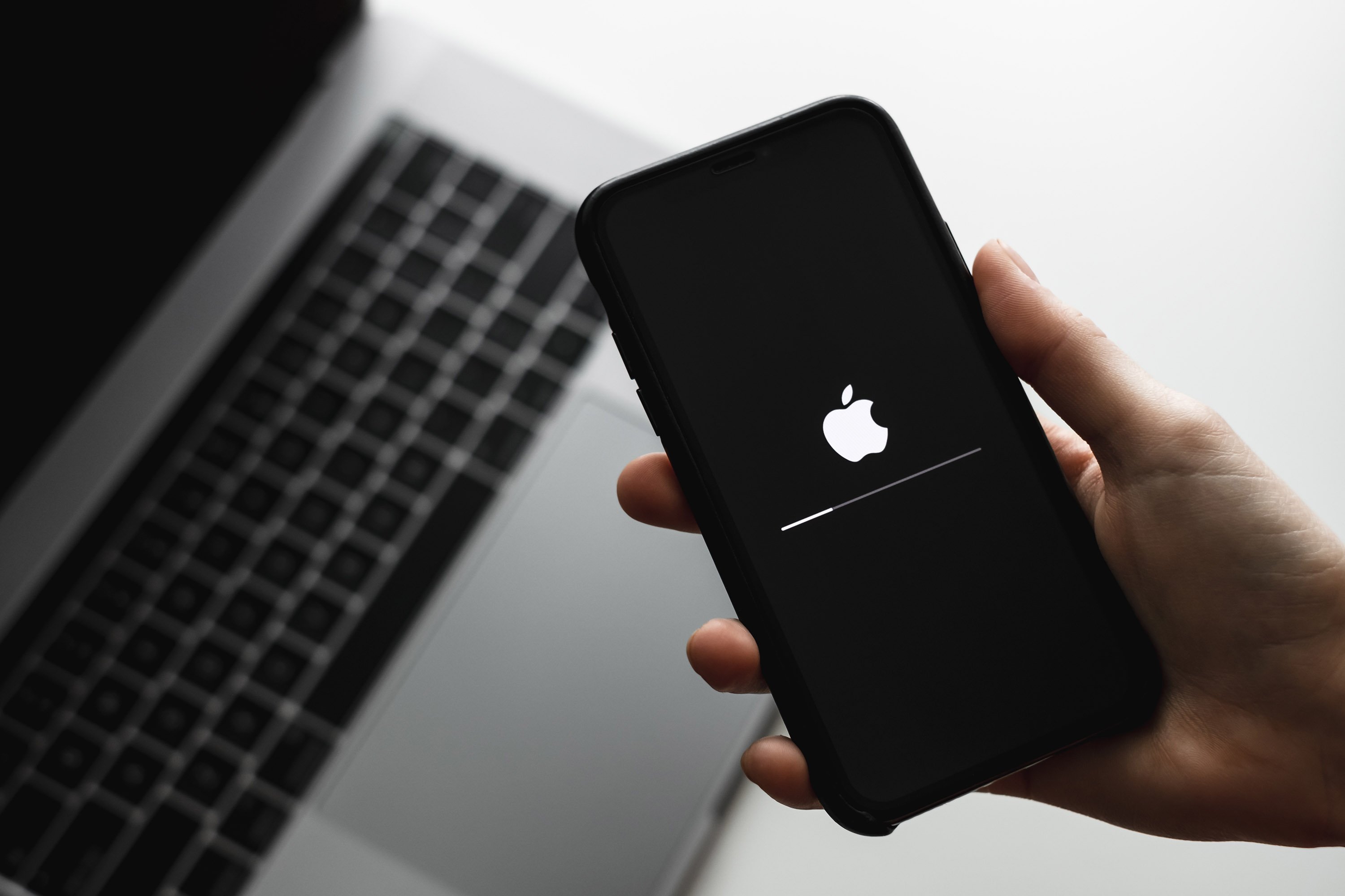 Le redémarrage de l'iPhone permet de le protéger de certaines tentatives d'intrusion © nikkimeel / Shutterstock.com