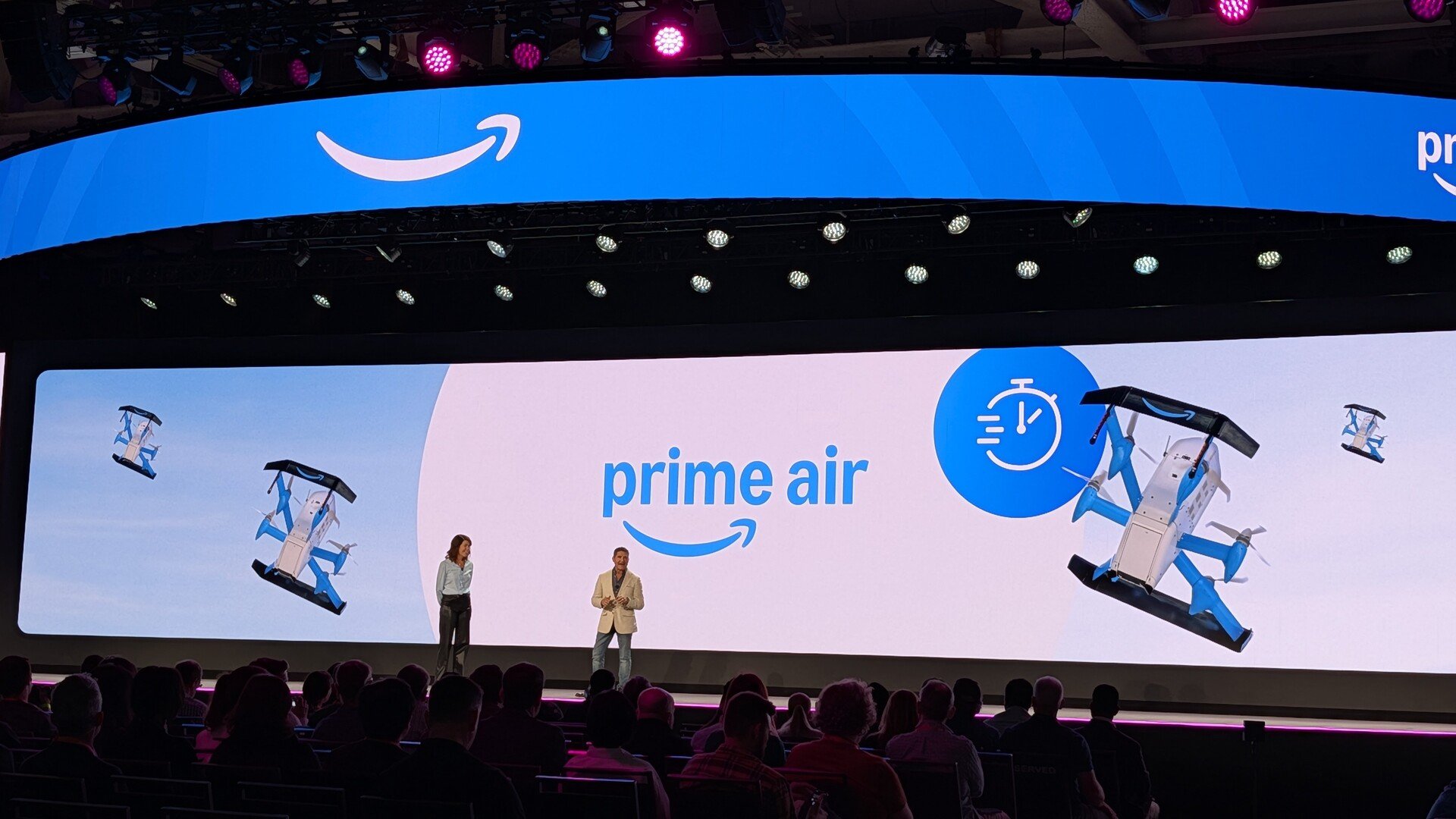 Rapidité et sécurité : les deux arguments martelés par Prime Air sur la scène d'Amazon Accelerate, où le record de livraison par drone a été annoncé à 11 minutes. © Alexandre Boero / Clubic