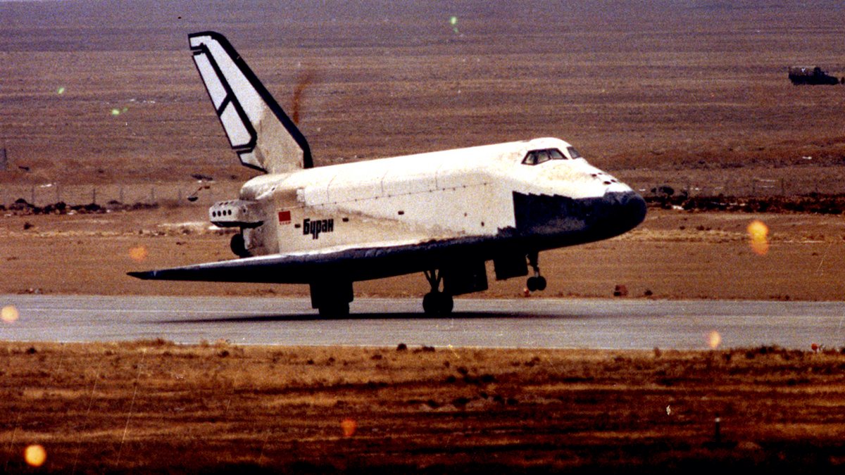 La navette Bourane se pose à Baïkonour après son unique vol spatial. © URSS/N.A.