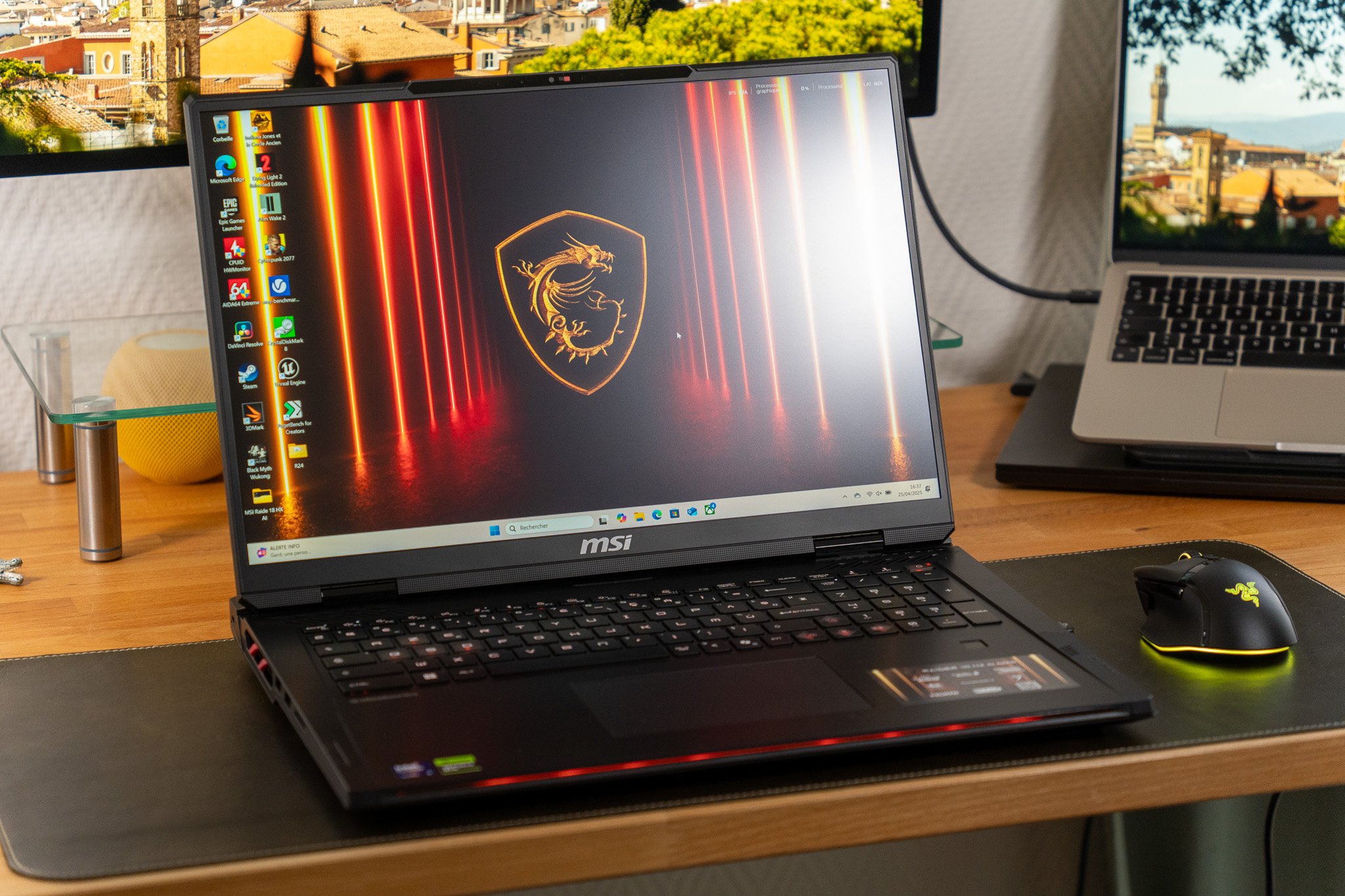 Le nouveau MSI Raider 18 HX AI est un PC portable... massif. ©Nathan Le Gohlisse pour Clubic