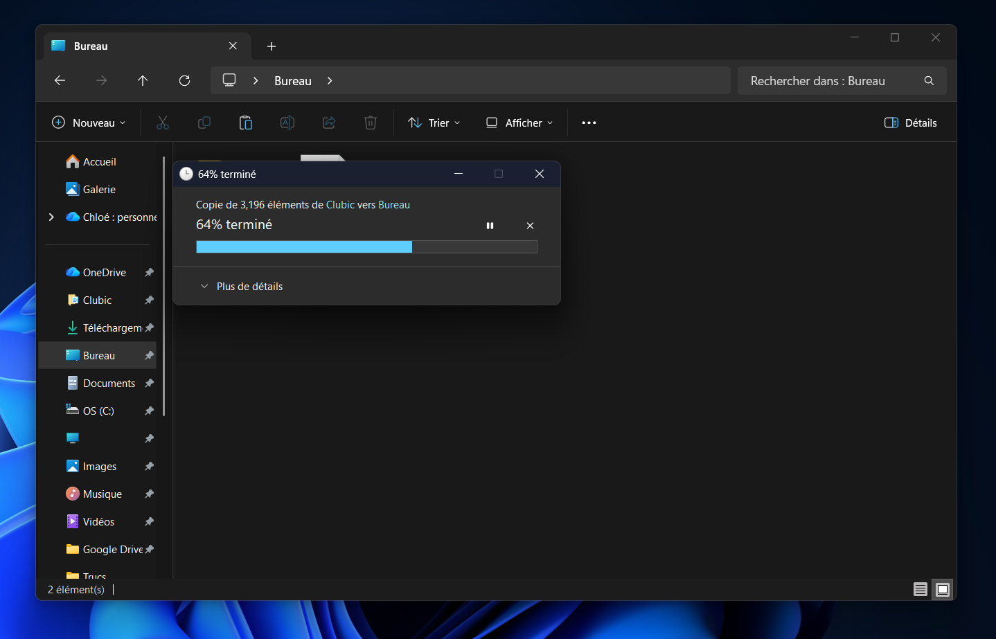Désormais, toutes les fenêtres secondaires de l'Explorateur se plient au mode sombre. © Clubic