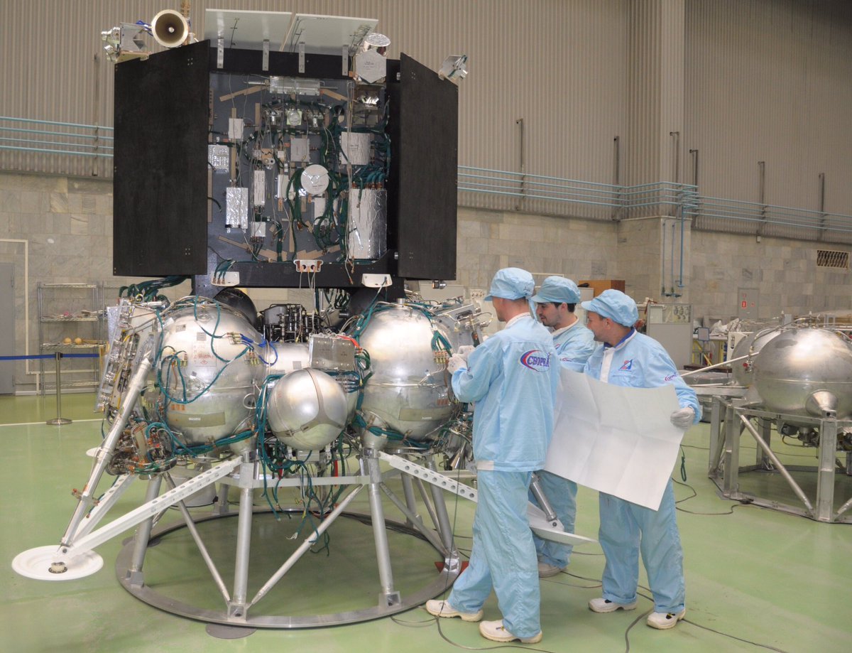 Une équipe travaille sur l'atterrisseur Luna-Glob (ou l'un des modèles d'ingénierie). Crédits Roscosmos