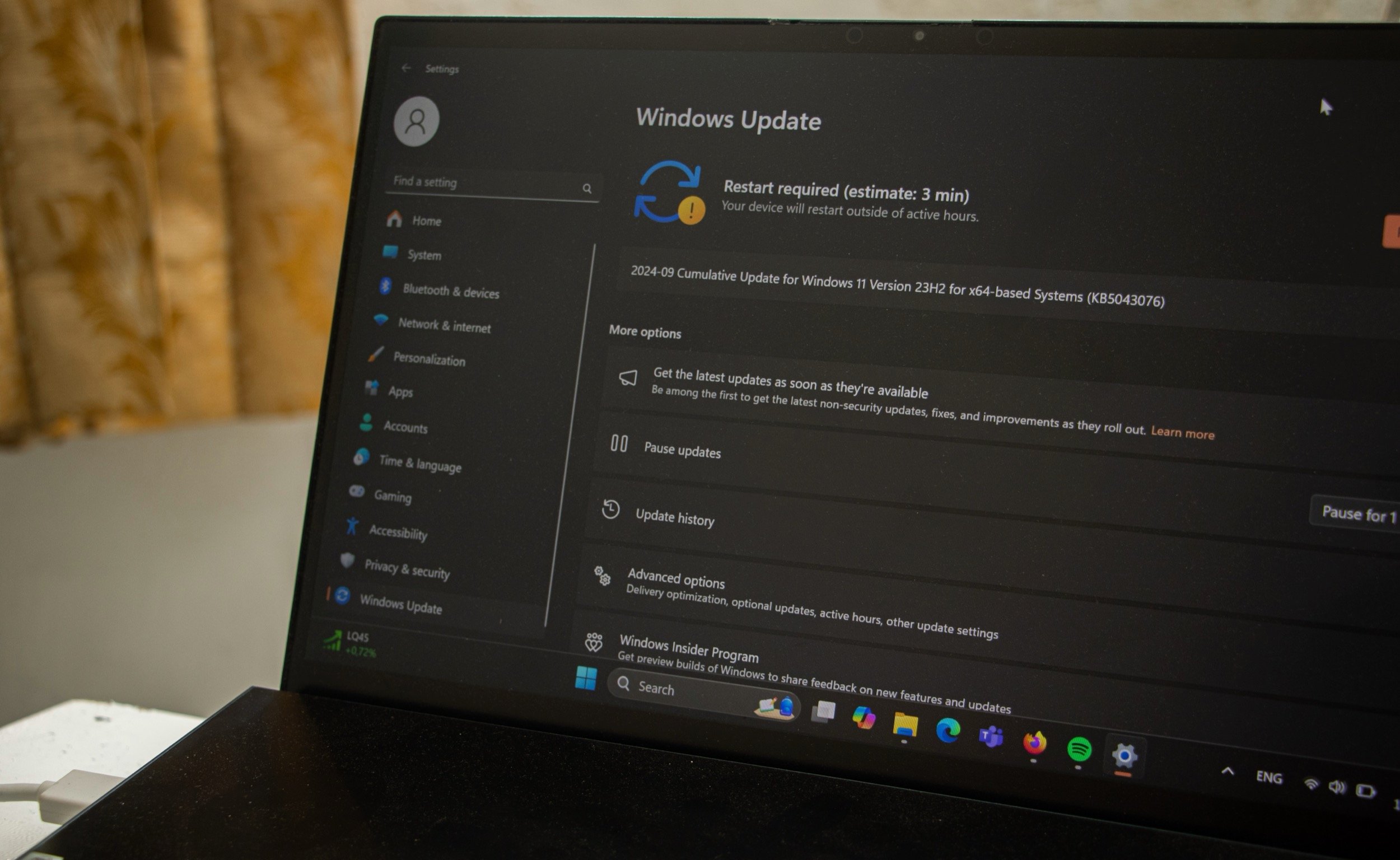 Microsoft admet enfin que Windows Update en fait trop sur Windows 11 et promet de calmer le jeu. © willi Lumintang / Shutterstock
