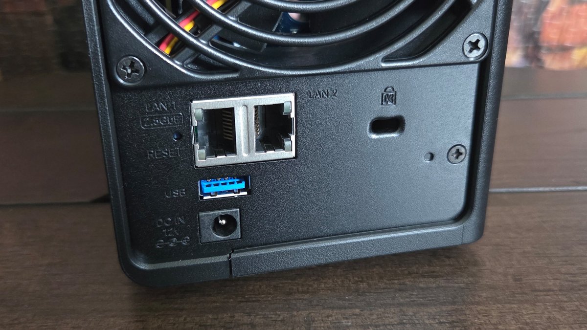 Sur l'arrière, une connectique toute simple, mais deux ports RJ45 dont un en 2,5 GbE. ©Nerces pour Clubic