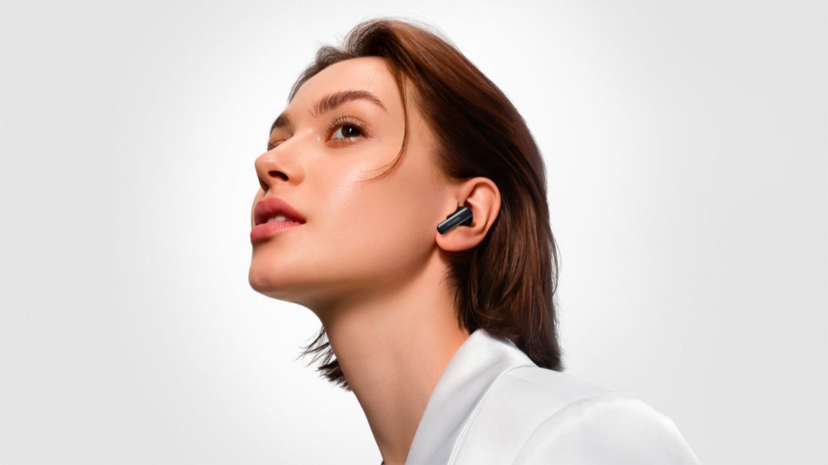 Avec leur design C-bridge non intrusif, les FreeClip se portent autour de l’oreille et laissent passer les sons ambiants en toute sécurité. ©HUAWEI