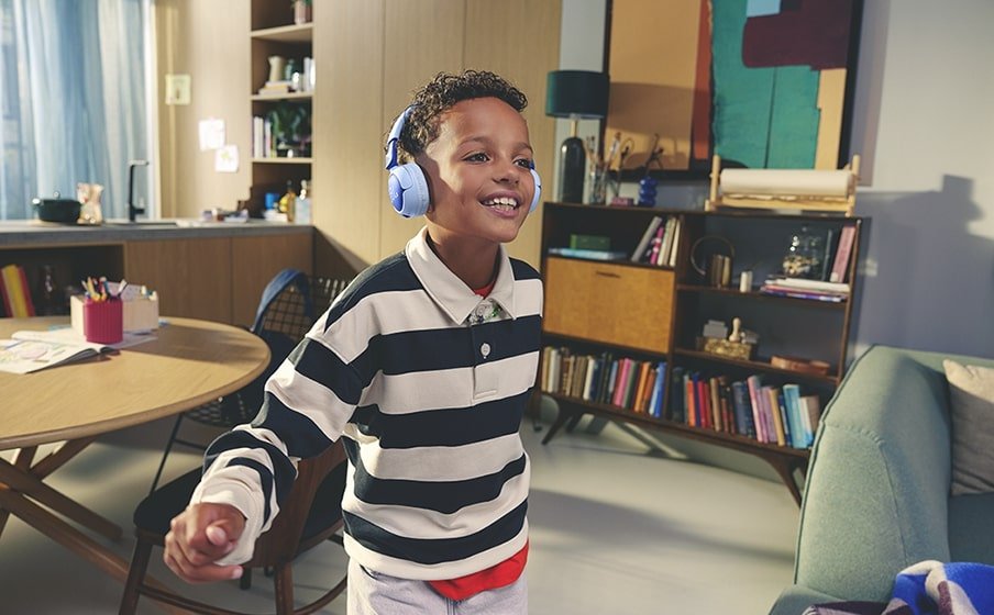 Les JBL Junior 470NC et JBL Junior 320BT sont des casques sans fil, contrairement au JBL Junior 320. © JBL