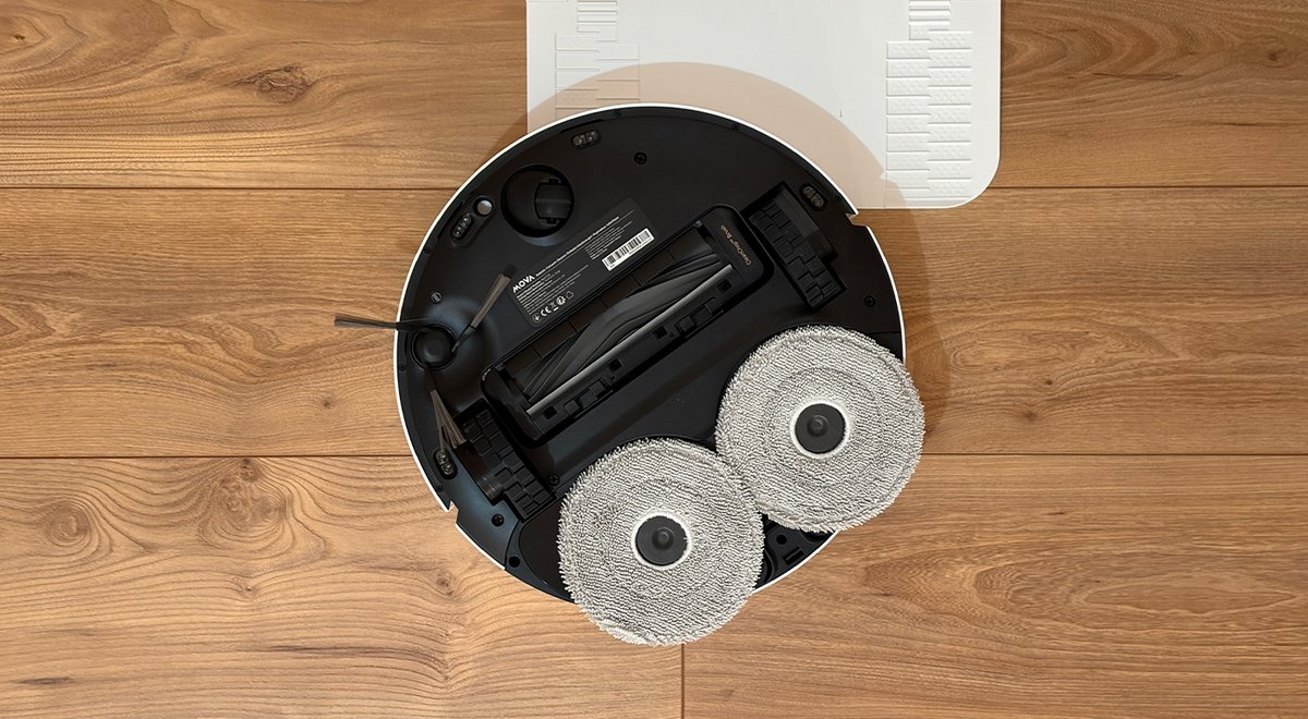 Sous l'aspirateur, l'attirail classique pour un lavage précis. ©Charles Gouin-Peyrot pour Clubic