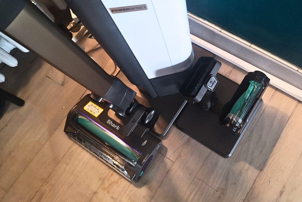 Le support pour les accessoires se fixe sous la station de charge. Un autre embout se situe derrière, où nous avons pu placer le tube suceur © Julien Gilbert pour Clubic