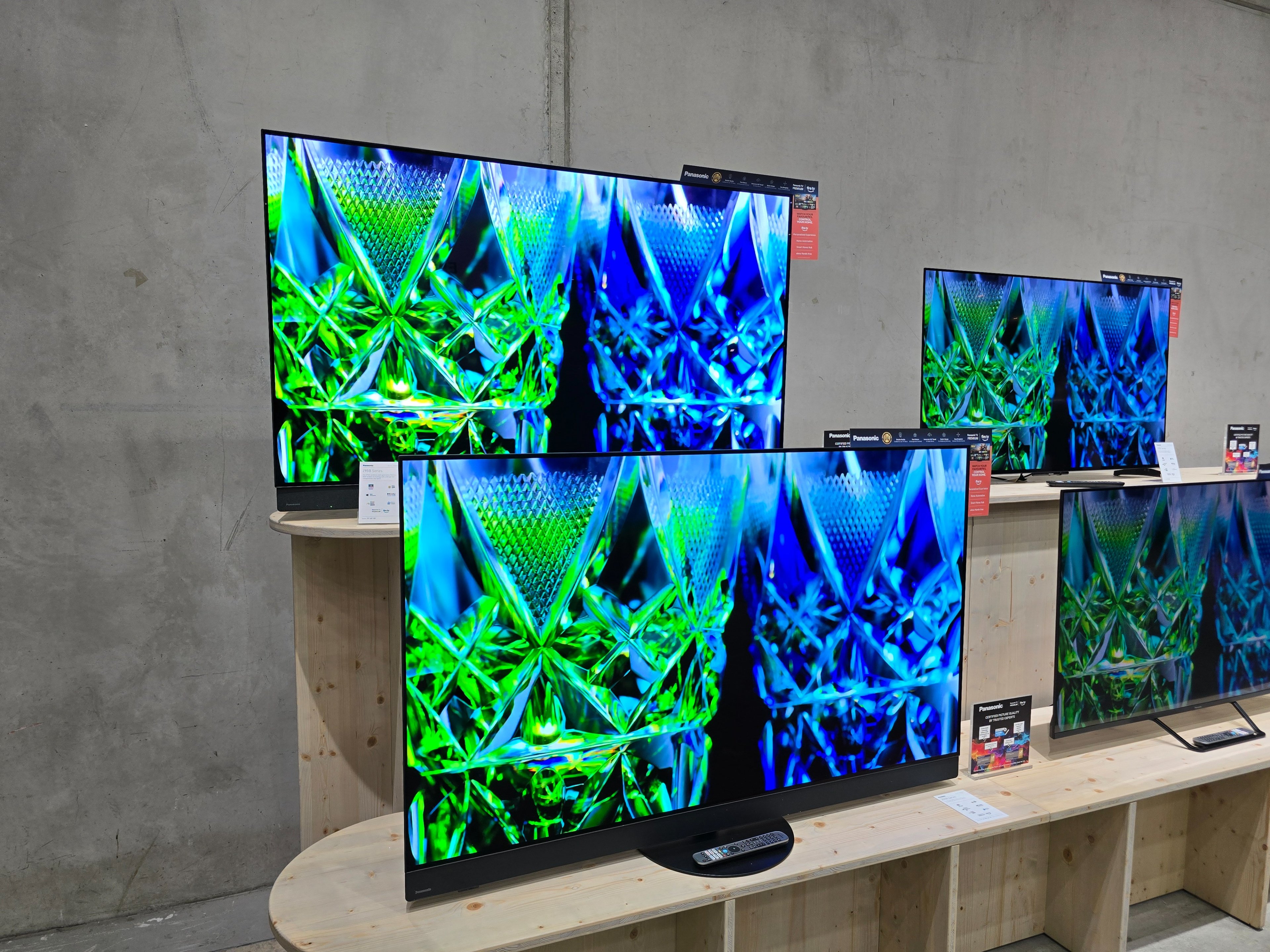 Les tarifs de l'OLED restent élevés et les diagonales limitées, comme ici avec les téléviseurs Panasonic Z95B, Z90B, et Z80B © Matthieu Legouge