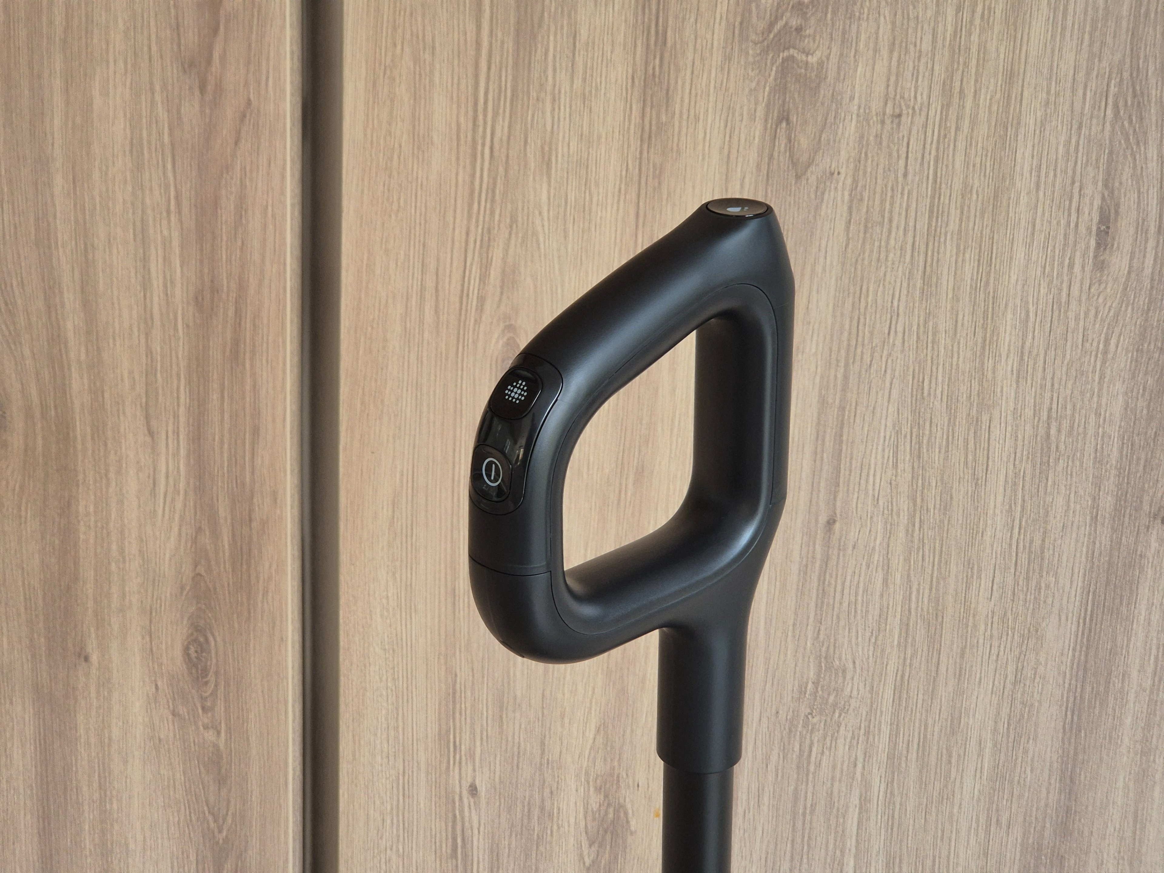 La poignée et les boutons multifonctions du Tineco Floor One S7 Steam Stretch ©Camille Fontaine pour Clubic