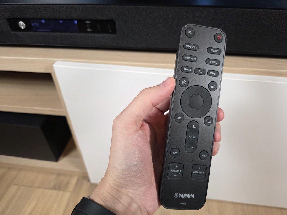 Seul défaut de la télécommande, l'absence de rétroéclairage © Guillaume Fourcadier pour Clubic