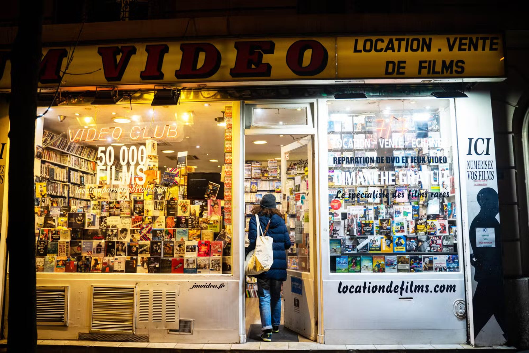 Devant le célèbre vidéoclub parisien, JM Vidéo © JM Vidéo