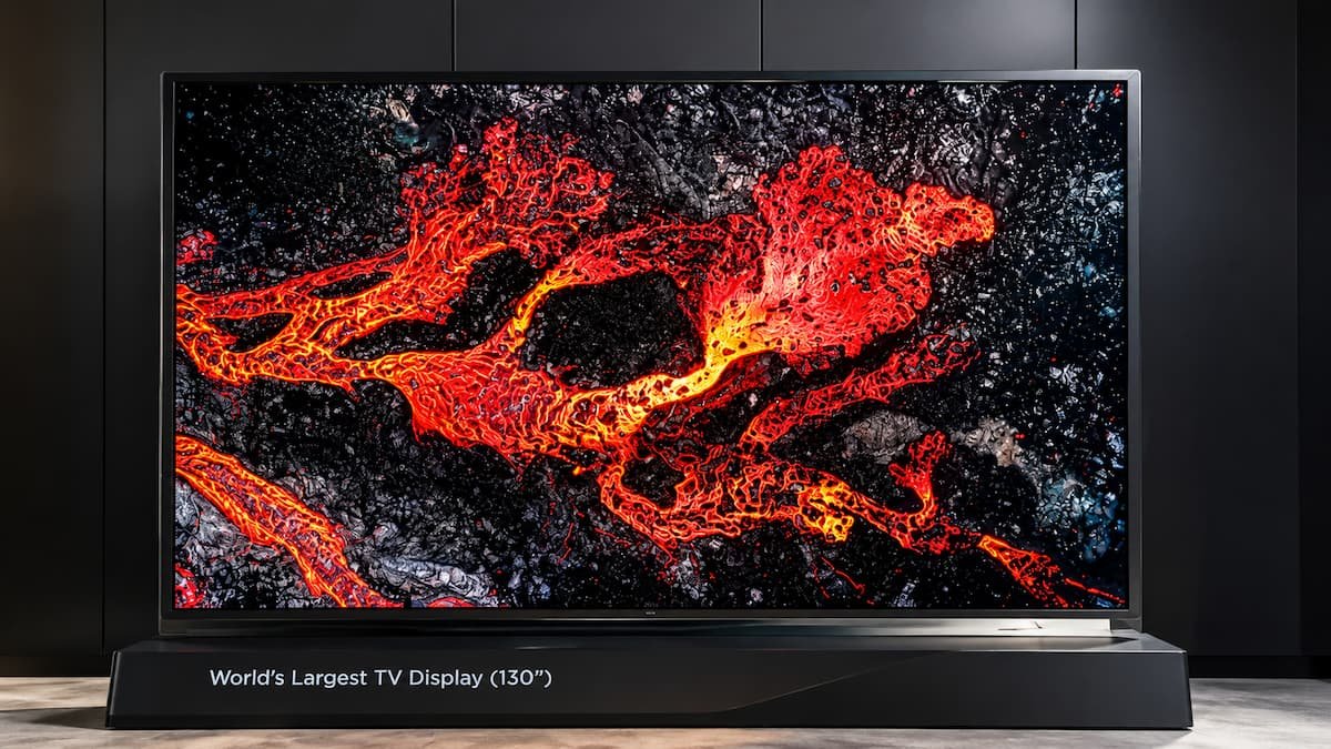 TCL avait aussi de quoi attirer les regards avec un immense panneau TV de 130 pouces, présenté comme le plus grand du monde. © TCL 