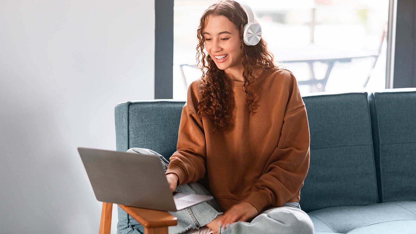 Avec le télétravail, le cloud et le jeu en ligne, une fibre performante est devenue essentielle — sans les services TV souvent superflus. ©Shutterstock