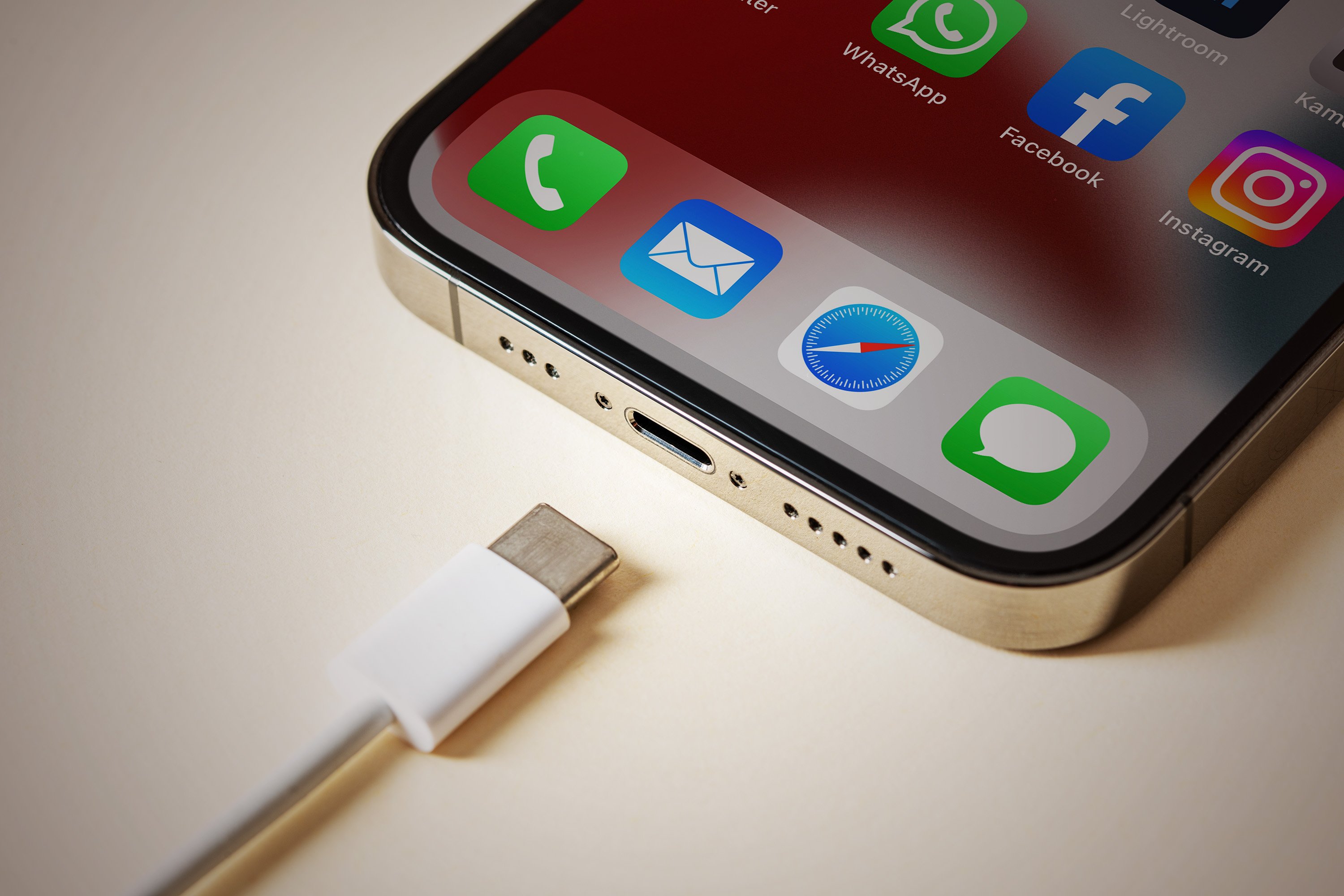 L'USB-C ACE3 intégré aux iPhone 15 et 15 Pro pourrait ouvrir la voie aux jailbreaks persistants... à condition de savoir s'y prendre © Yalcin Sonat / Shutterstock.com