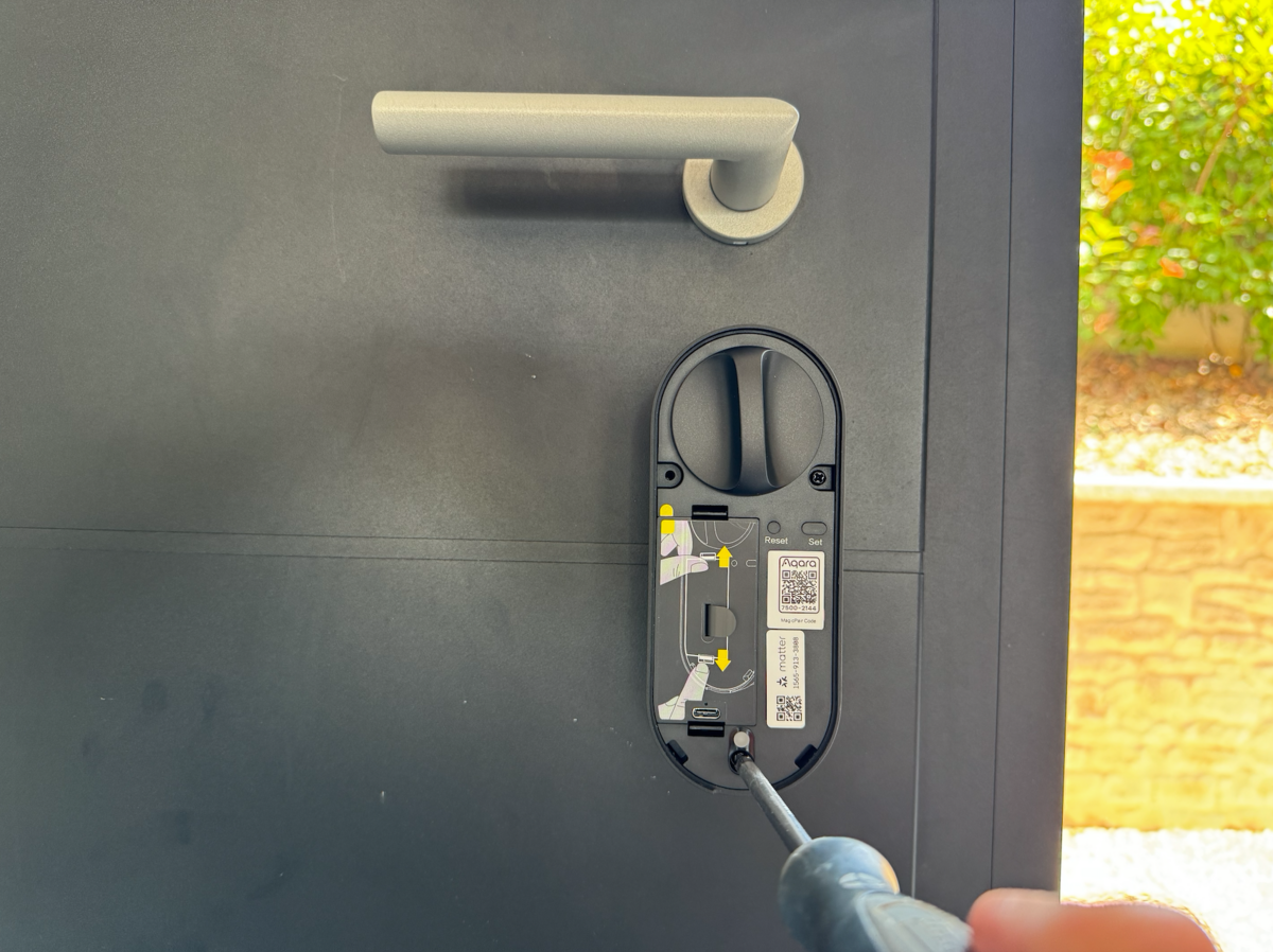 La fixation de la serrure u200 Lite n'est pas plus compliquée que ça. ©Philippe Du Noyer pour Clubic