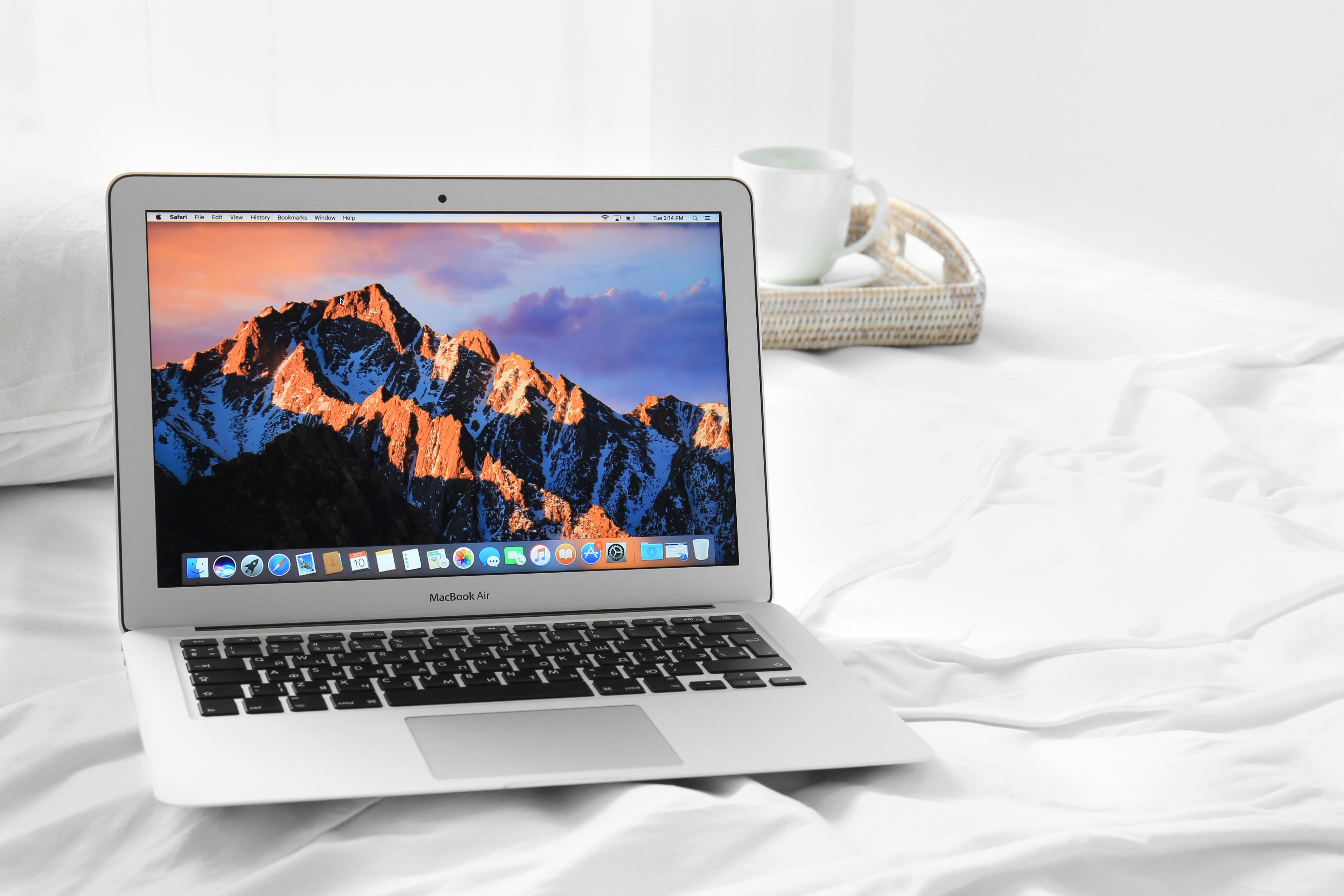 Le MacBook Air 11 pouces fait désormais partie du passé ©Africa Studio / Shutterstock.com
