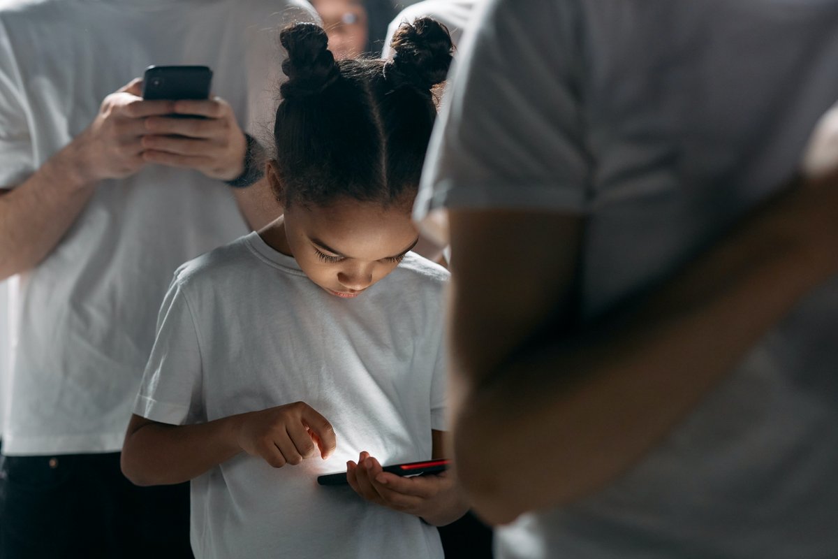 Une très jeune fille les yeux rivée sur son smartphone © cottonbro studio / Pexels