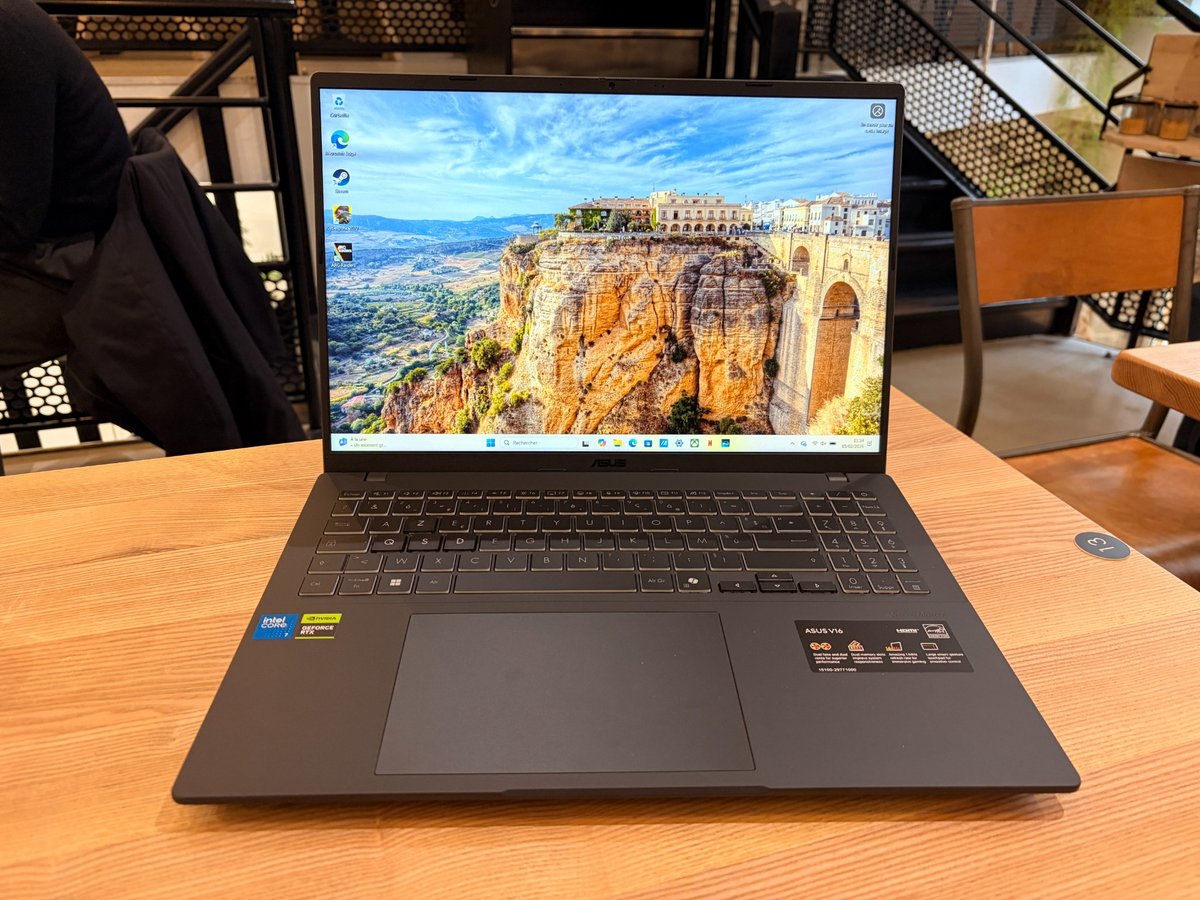 L'ASUS V16 ne paye pas de mine et c'est justement là qu'il fait fort... ©Studio Clubic