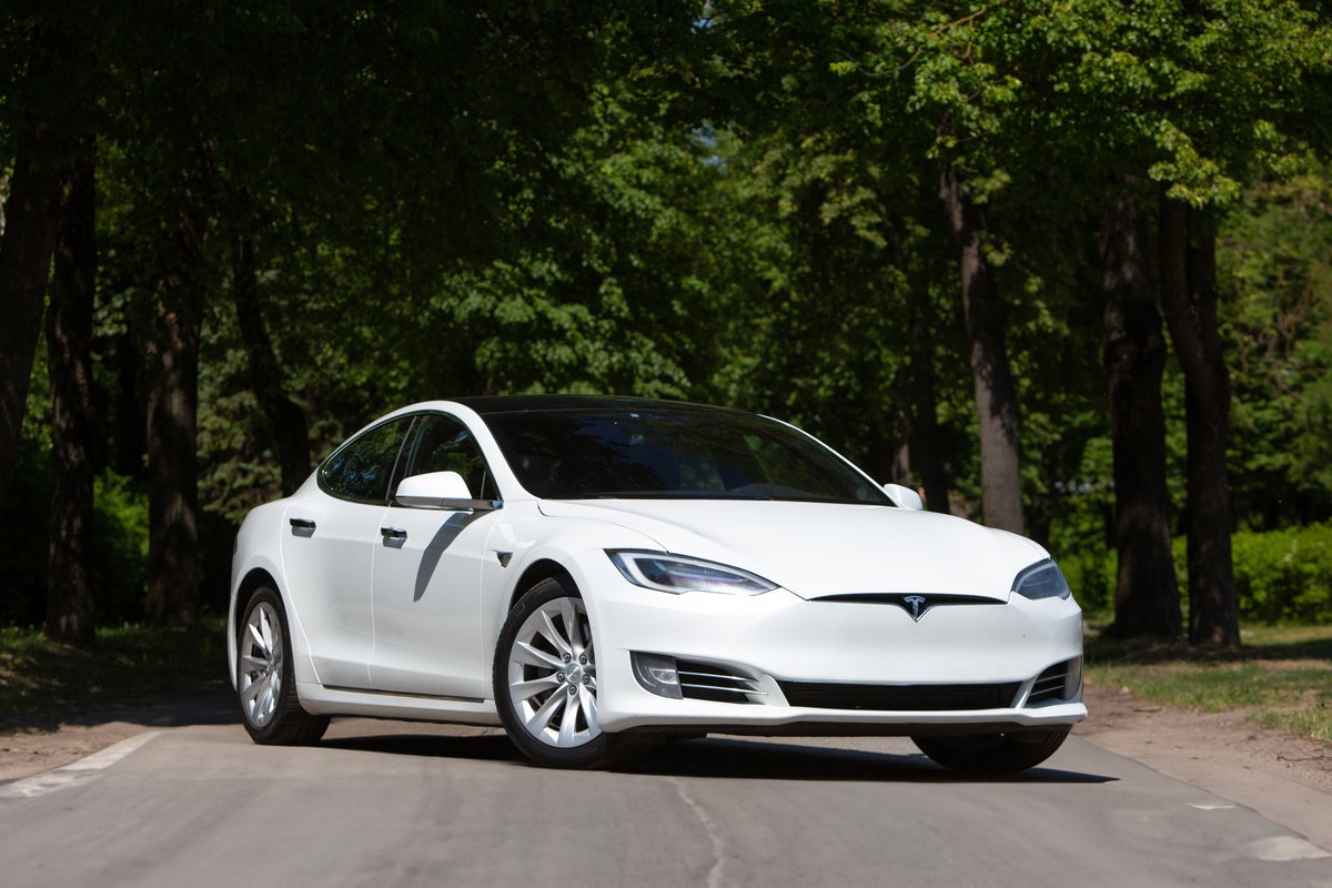 Tesla offre la recharge gratuite à vie sur ses Superchargeurs pour la Model S neuve aux USA... mais, en contrepartie, le prix d'achat du modèle augmente © BoJack / Shutterstock