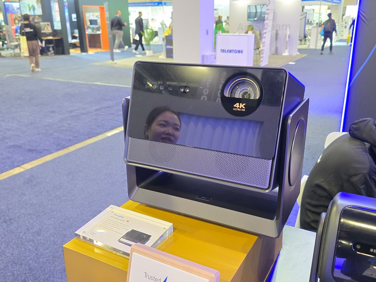 Le Dangbei S8 Ultra Max sur le stand de la marque lors du CES2026. © Matthieu Legouge