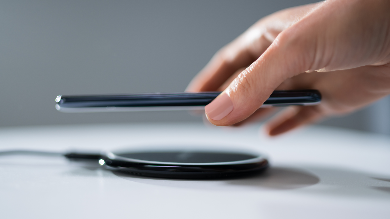 La norme Qi 2.2 permettrait de charger son smartphone bien plus rapidement - © Clubic