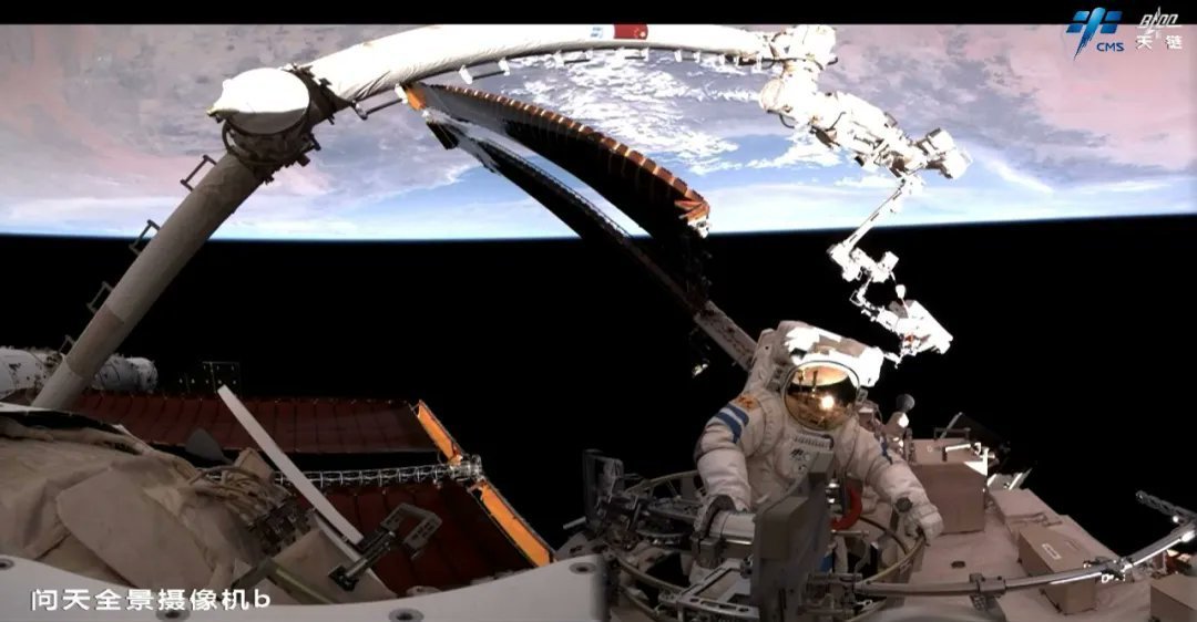 Les deux astronautes ont passé du temps à inspecter les équipements extérieurs. © CNSA/CMS