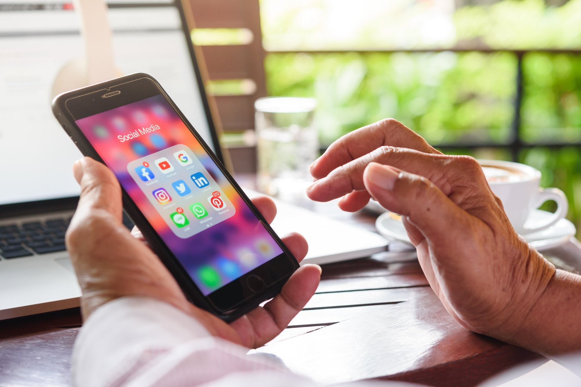 Les seniors ont enfin trouvé leurs repères sur les médias sociaux © Vasin Lee / Shutterstock