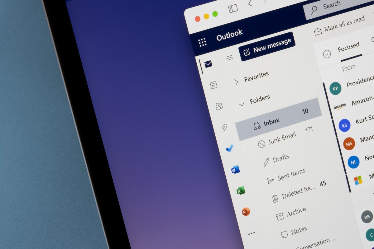 Pour l'instant, seul le client web d'Outlook fournit un accès stable et fiable à la messagerie électronique © Tada Images / Shutterstock