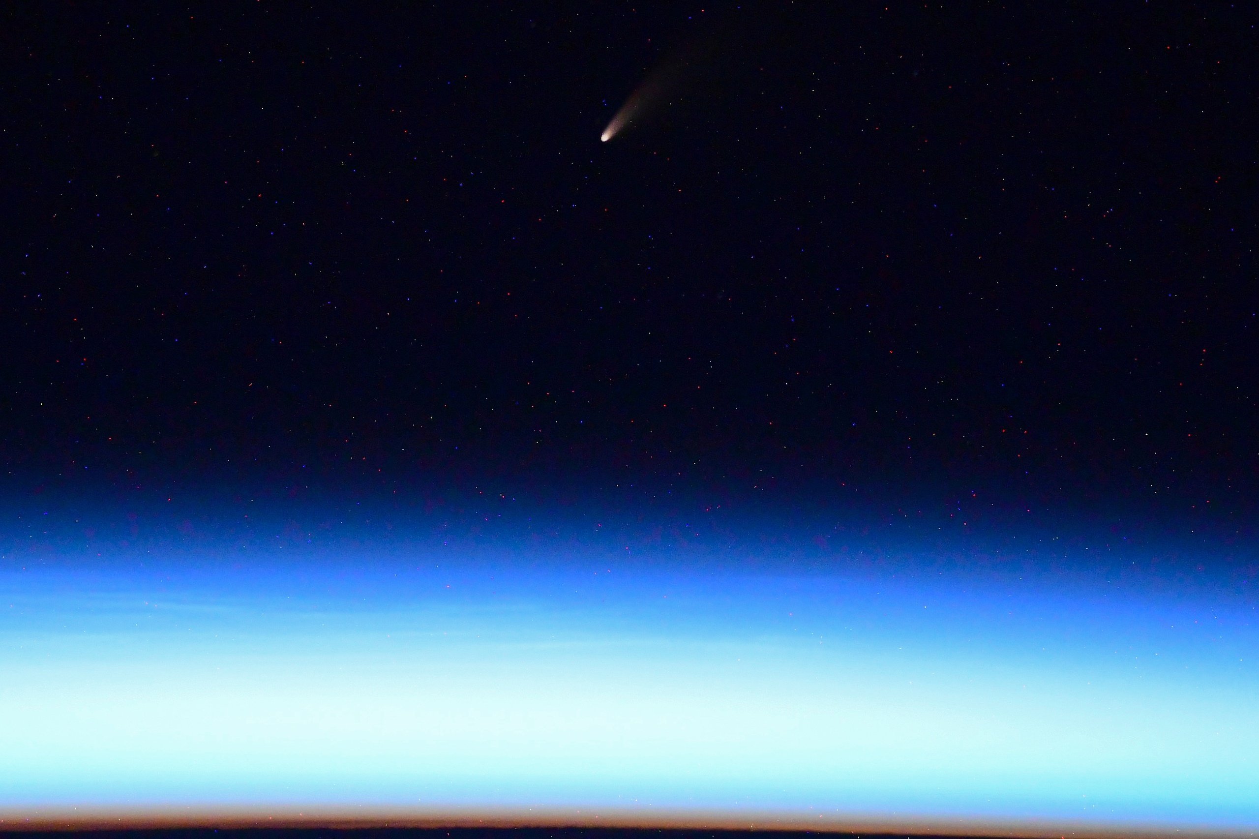 La comète vue... Depuis l'ISS. Le cosmonaute Ivan Vagner a pris ce cliché absolument ahurissant le 4 juillet. Crédits I.Vagner/Roscosmos