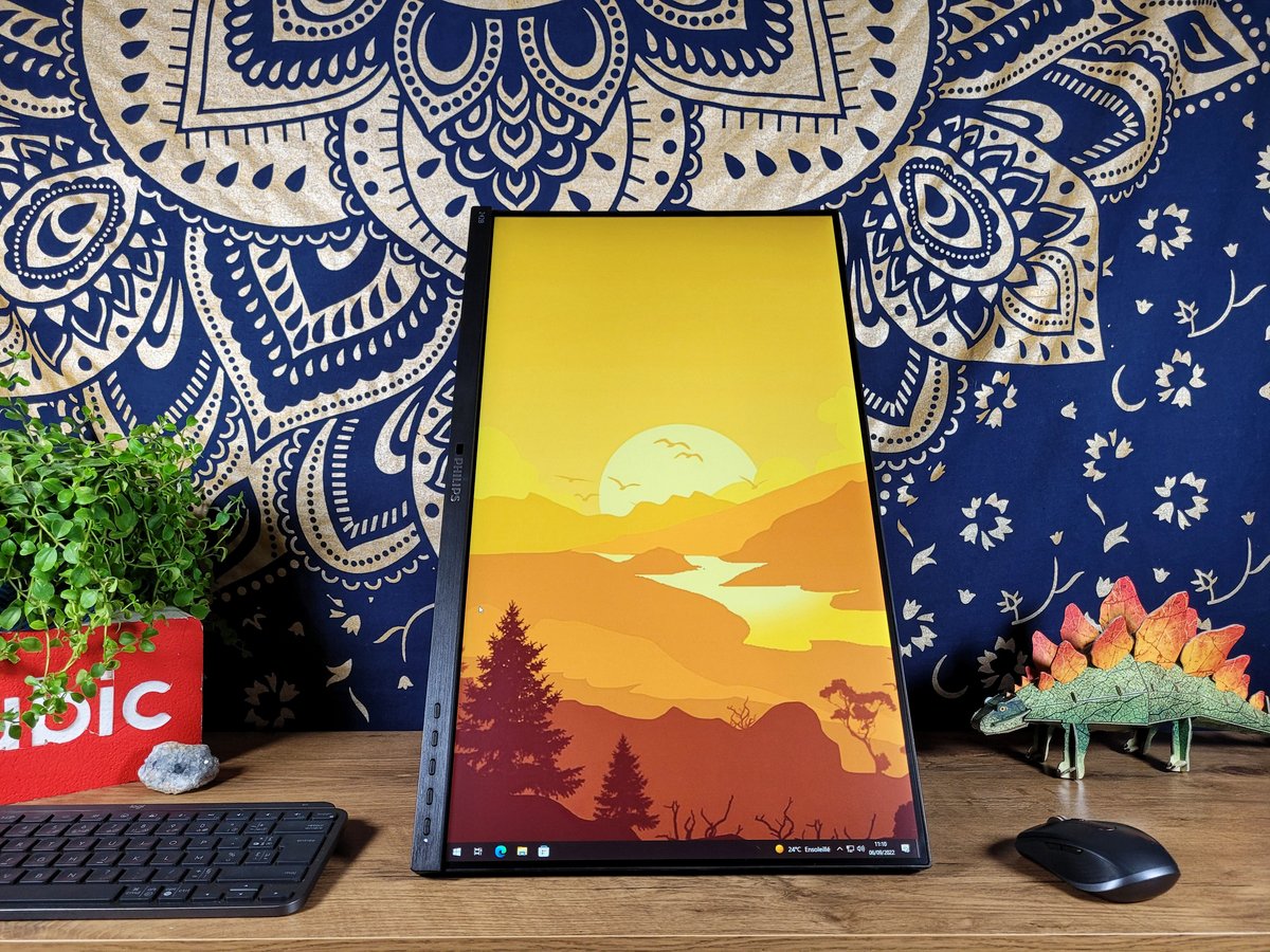 Les réglages ergonomiques du Philips 242B1 permettent d'ajuster la position de l'écran avec de larges amplitudes © Matthieu Legouge pour Clubic