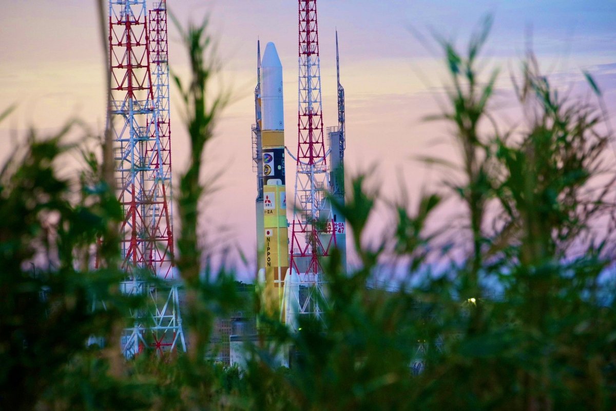 La fusée H-2A contenant SLIM et XRISM sur son site de lancement à Tanegashima © JAXA