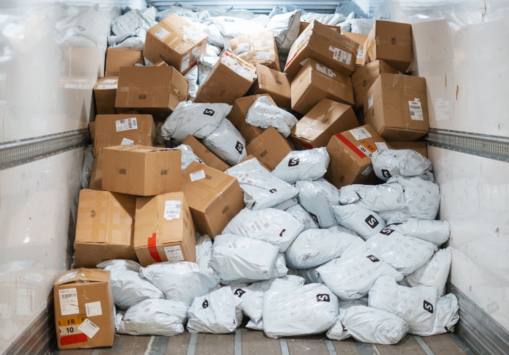 Des colis Shein et Temu entassés © Gouvernement