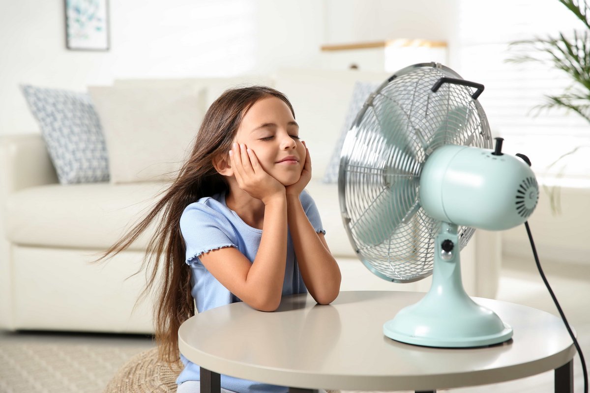 petite fille devant ventilateur