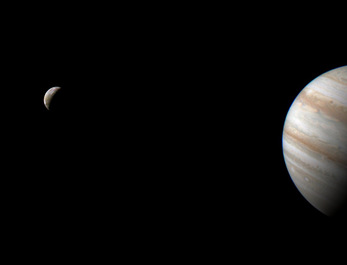 Io à gauche, et Jupiter à droite. Pour une fois, Juno s'intéresse plus aux volcans qu'aux nuages... © K.M. Gill CC-BY