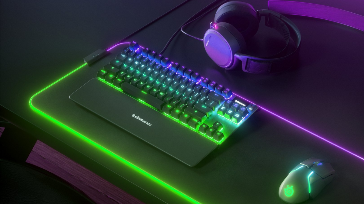 Le clavier gamer SteelSeries Apex 7 TKL entouré de produits SteelSeries