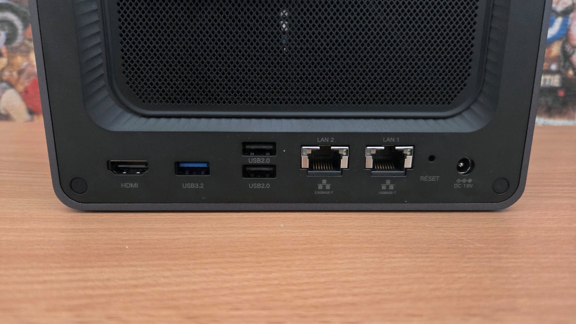 La connectique arrière du UGREEN DXP4800 Plus. ©Nerces pour Clubic