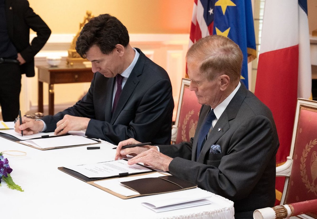 Bill Nelson (à droite) et Philippe Baptiste pour la signature des Accords Artemis à l'Ambassade de France © NASA / K. Barber