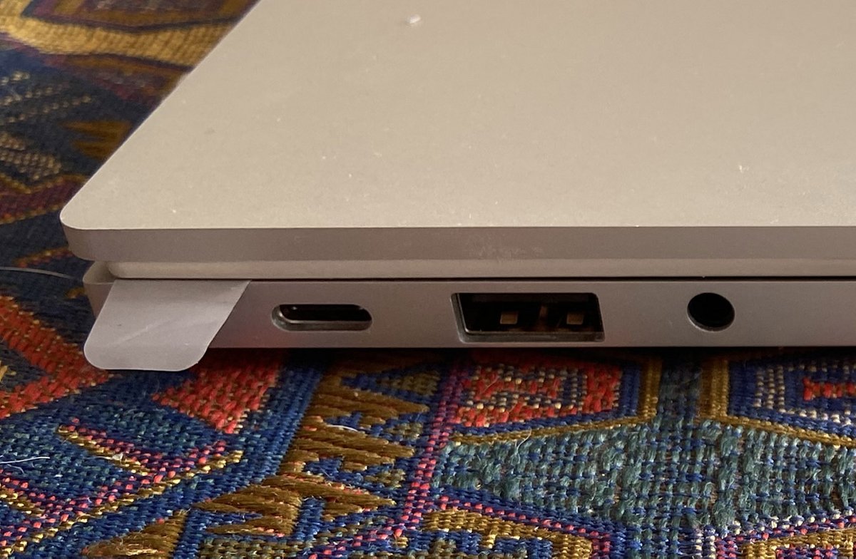 Coté gauche : USB-C Thunderbolt 4, USB type A, jack micro/casque